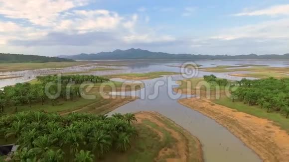 苏门答腊岛的河流凹湖和小湾的鸟瞰图视频的预览图