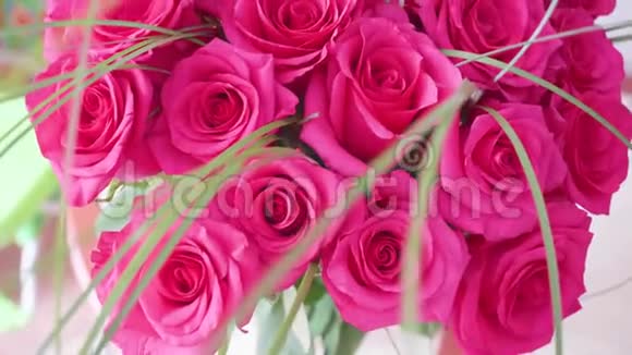 美丽的红玫瑰花花束特写视频的预览图