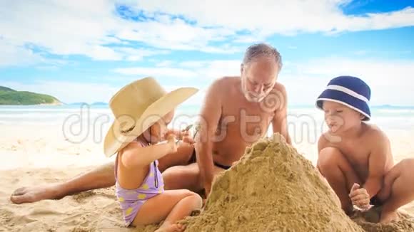 小女孩爷爷坐在沙滩上冲浪撒沙堆视频的预览图
