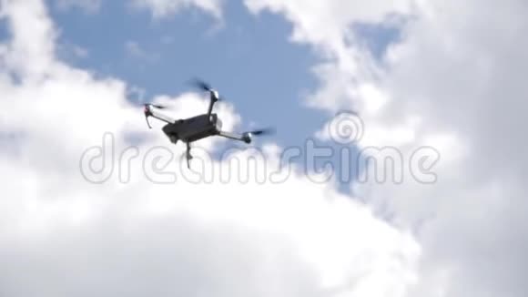 无人机在空中飞行视频的预览图