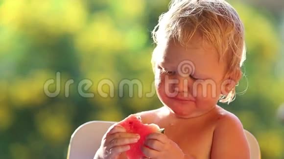 宝贝女孩吃西瓜视频的预览图