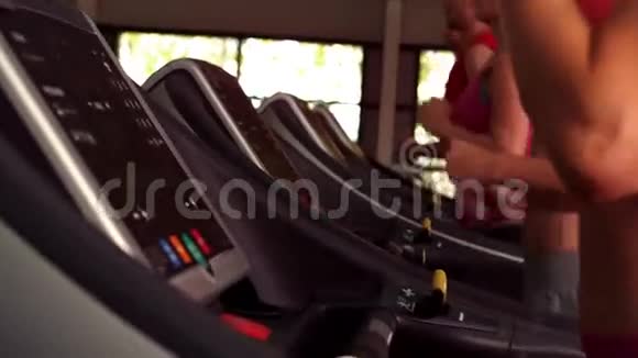 适合女人一边听音乐一边跑在跑步机上视频的预览图