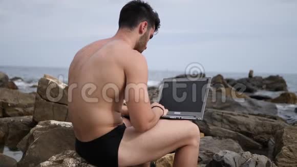 在海滩上工作的年轻人视频的预览图