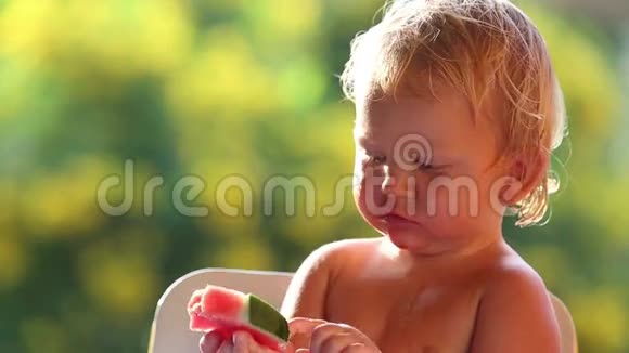 宝贝女孩吃西瓜视频的预览图
