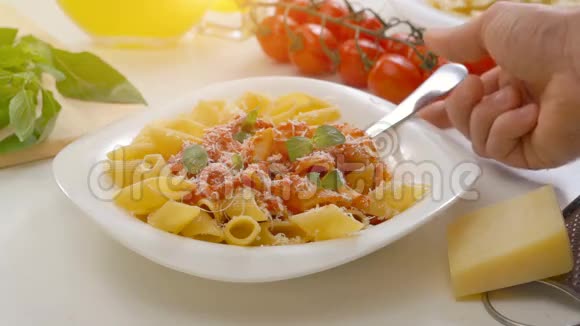 蕃茄酱帕尔马干酪和辣酱视频的预览图