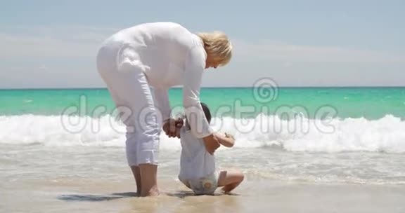 妈妈和小女孩享受海滩水溅视频的预览图