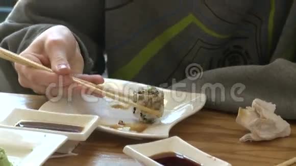 在一家亚洲餐馆用筷子吃饭7人中有3人视频的预览图