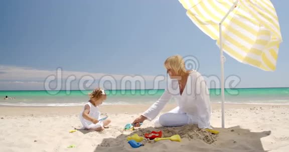 小女孩在海滩上和奶奶玩视频的预览图