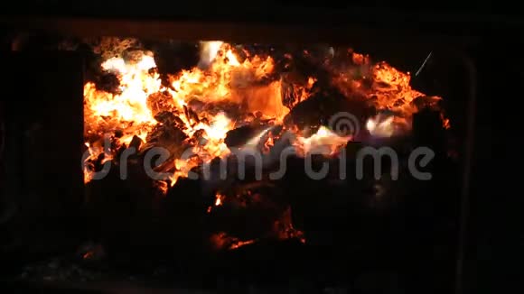燃烧着煤的壁炉火焰视频的预览图