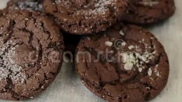 带糖的自制巧克力饼干旋转盘子视频的预览图
