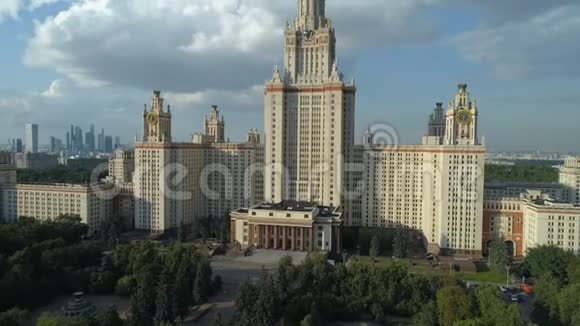 莫斯科国立大学和莫斯科公园的鸟瞰图视频的预览图