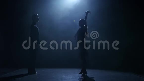 舞蹈元素从桑巴剪影夫妇舞厅黑色背景视频的预览图