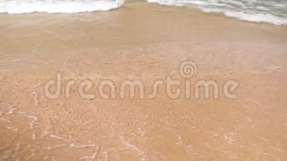 海浪在沙滩上破碎的4k慢镜头视频的预览图