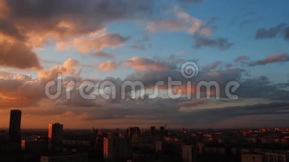 城市景观日落的天空与美丽的云彩以上的城市视频的预览图