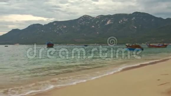 越南青龙湾沙滩海浪冲浪小船视频的预览图