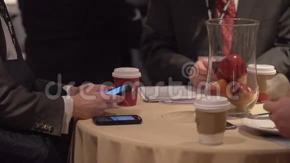 在会议上使用手机的男人视频的预览图