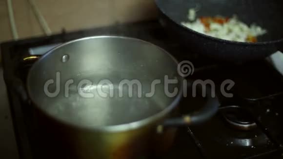 水在锅里沸腾厨师把面条煮开视频的预览图