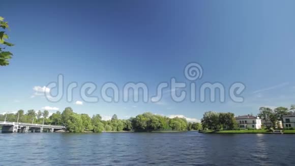 圣彼得堡附近普希金公园池塘岸边的宫殿圣彼得堡的湖岸视频的预览图