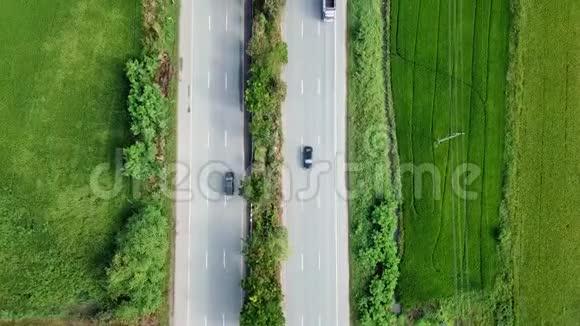 景观道路与绿化自然配合航拍视频的预览图