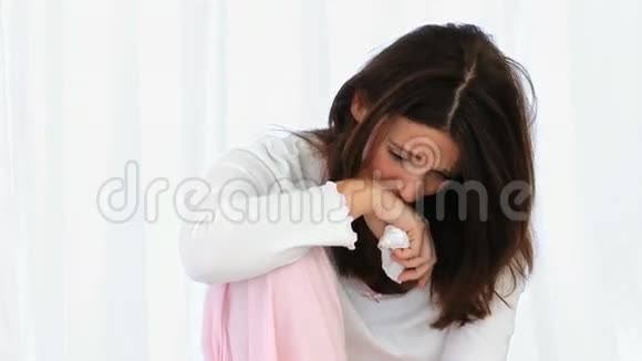 中年黑发女人哭泣视频的预览图