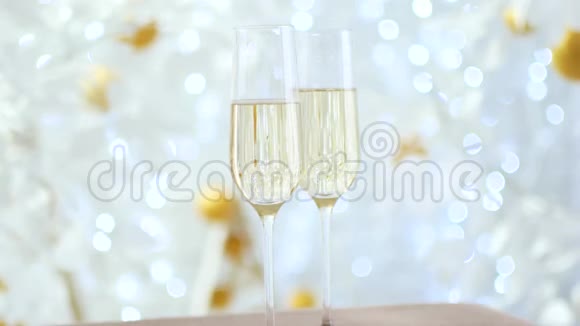 把香槟倒进酒杯里加兰在波克的背景中视频的预览图