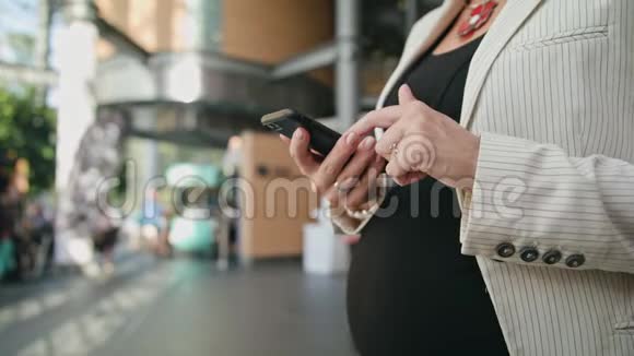 年轻孕妇使用智能手机视频的预览图