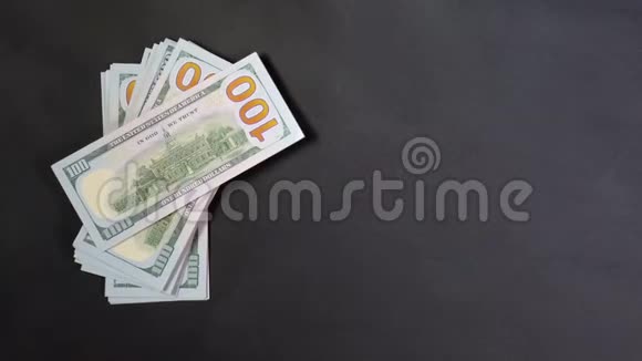 以美元为框架黑底的钱放置文字或标志视频的预览图