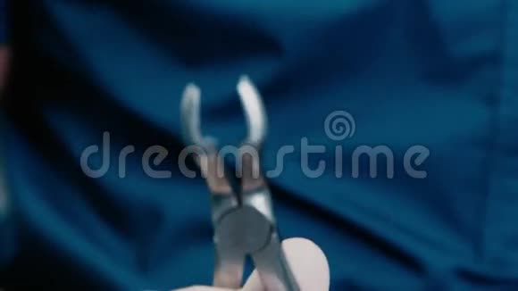 牙钳提取钳特写牙医工具视频的预览图