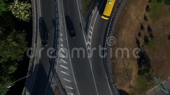 汽车在公路交叉口行驶高速公路交叉口无人驾驶汽车运动的俯视图视频的预览图