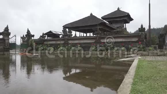 印度尼西亚巴厘布拉乌伦达努布拉坦寺贝杜古尔山脉布拉坦湖视频的预览图