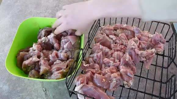 腌制鸡肉双手腌鸡肉鸡翅鸡肉视频的预览图