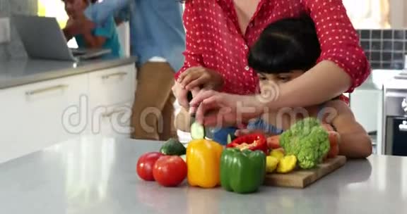 妈妈教女儿切蔬菜视频的预览图
