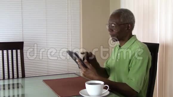 在亚利桑那的家里用平板电脑工作的老人视频的预览图