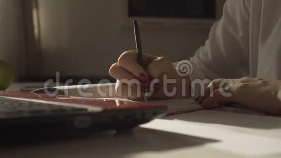 女人每天写一支钢笔那个女人在笔记本上做条目女人在工作女人在里面做条目视频的预览图