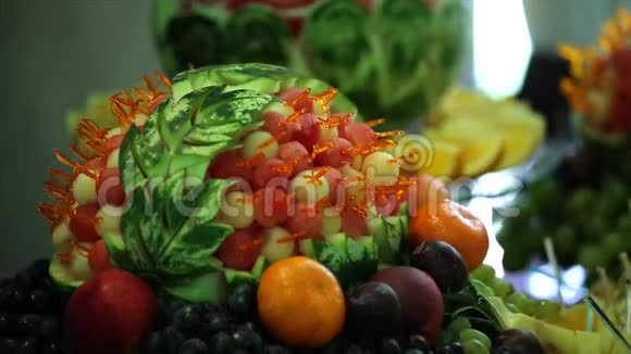 雕刻食物装饰的水果自助餐视频的预览图