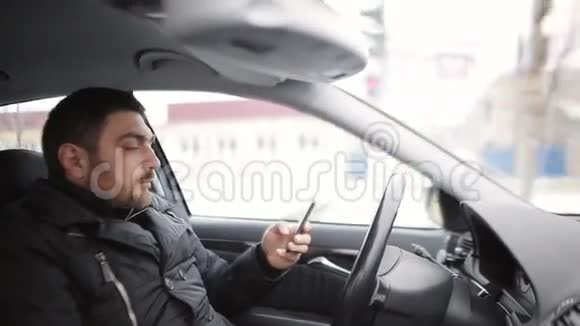 出租车司机载着乘客由于司机的疏忽差点出事故司机看着视频的预览图