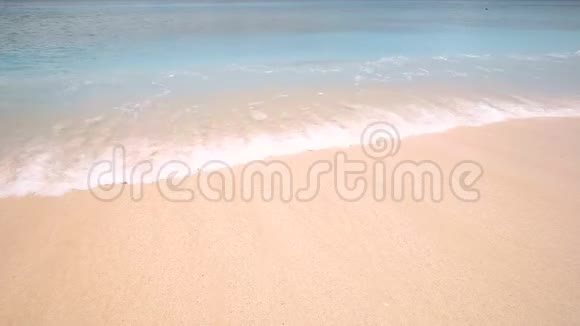 完美干净的海浪冲刷过的沙子视频的预览图