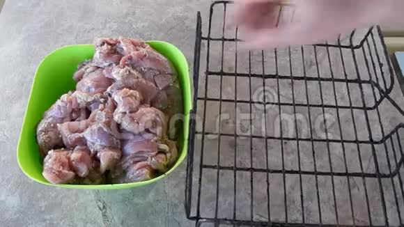 腌制鸡肉双手腌鸡肉鸡翅鸡肉视频的预览图