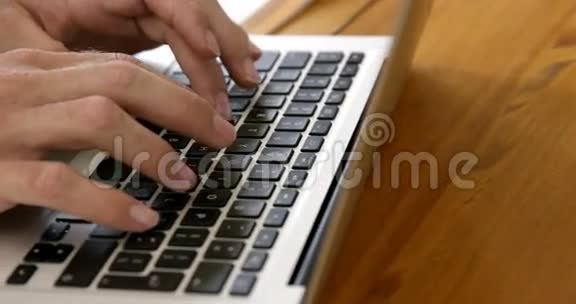 近距离观看用笔记本电脑打字的男性手视频的预览图