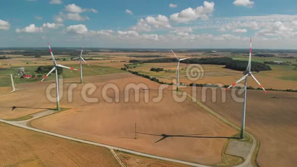 旋转风力涡轮机的空中视图视频的预览图
