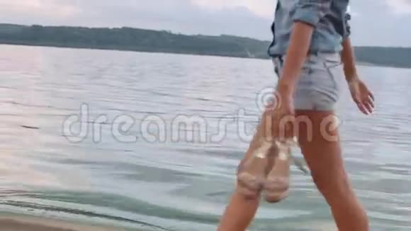 女人光着脚在岸上光着脚牵手视频的预览图
