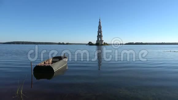 一个夏天的早晨圣尼古拉大教堂被淹的钟楼景观俄罗斯卡利亚津视频的预览图