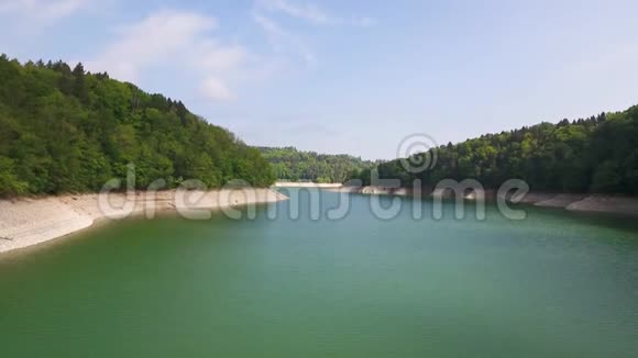 瑞士弗里堡州的格鲁雷尔湖视频的预览图