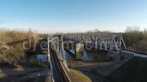 火车经过大桥视频的预览图
