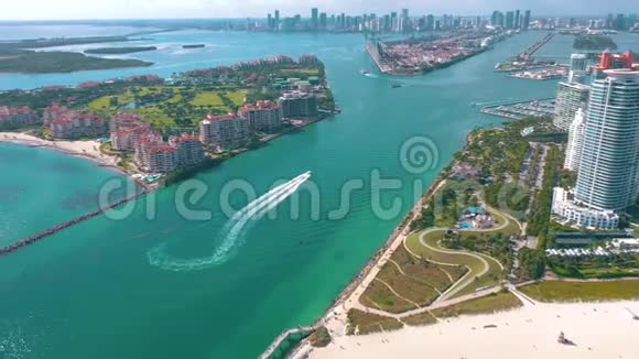 迈阿密佛罗里达美国2019年5月空中无人机观景飞行超过迈阿密海滩南海滩和费舍尔岛从上面视频的预览图