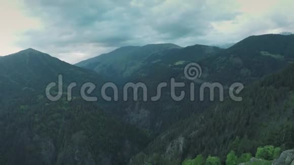高加索山脉的奥马洛村和望塔史诗般的飞行山和格鲁吉亚山谷美景乔治亚动物视频的预览图