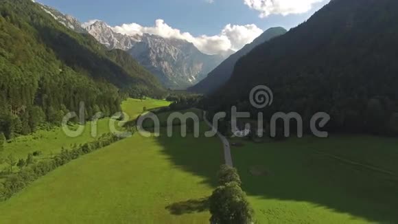 夏日在斯洛文尼亚美丽的山谷上空盘旋视频的预览图