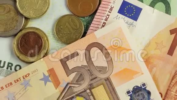 欧盟纸币和白色背景的硬币欧元货币欧元硬币欧元钞票100欧元50欧元10视频的预览图