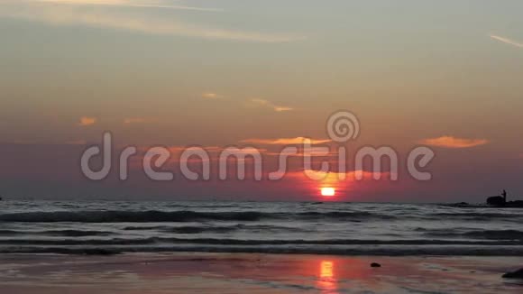 普吉岛沙滩之一的日落视频的预览图