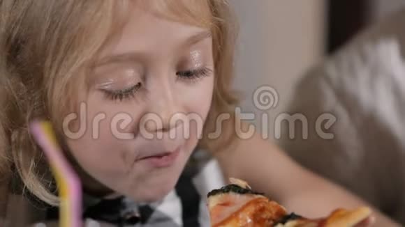 小女孩在餐馆吃披萨视频的预览图